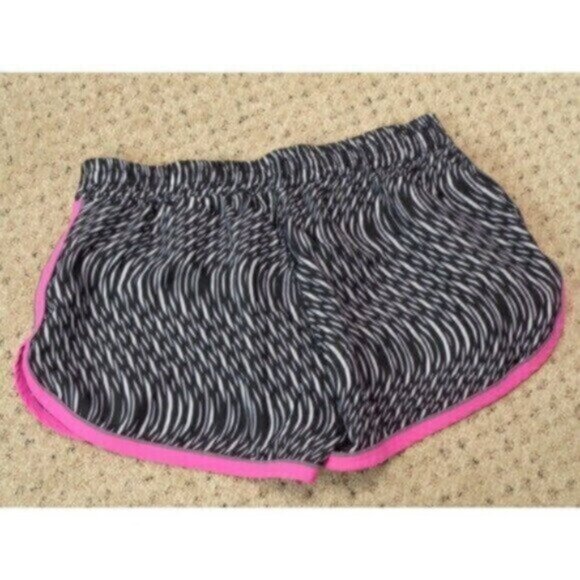 NEW Under Armour women's small (fitted) black/gray/pink shorts MSRP $65 - Picture 5 of 7